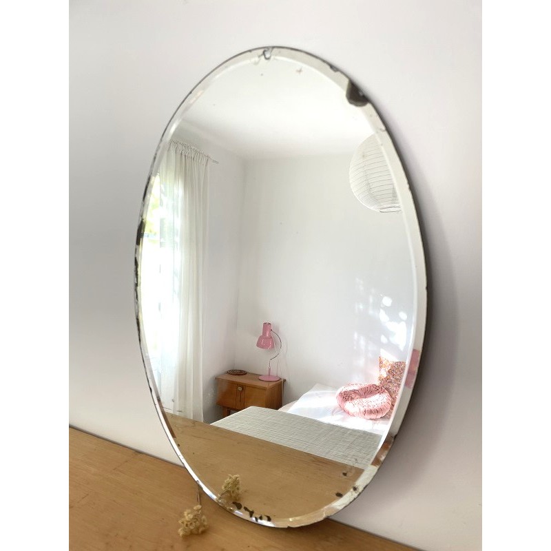 Ancien miroir ovale biseauté au mercure sans cadre Dim 36 x 51 5 cm